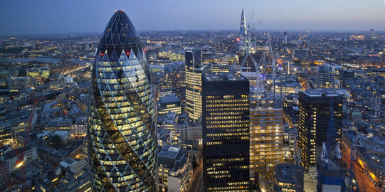 Luftbildaufnahme London bei Nacht