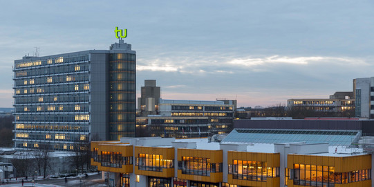 Mathetower und Mensa beleuchtet im Winter im Querformat